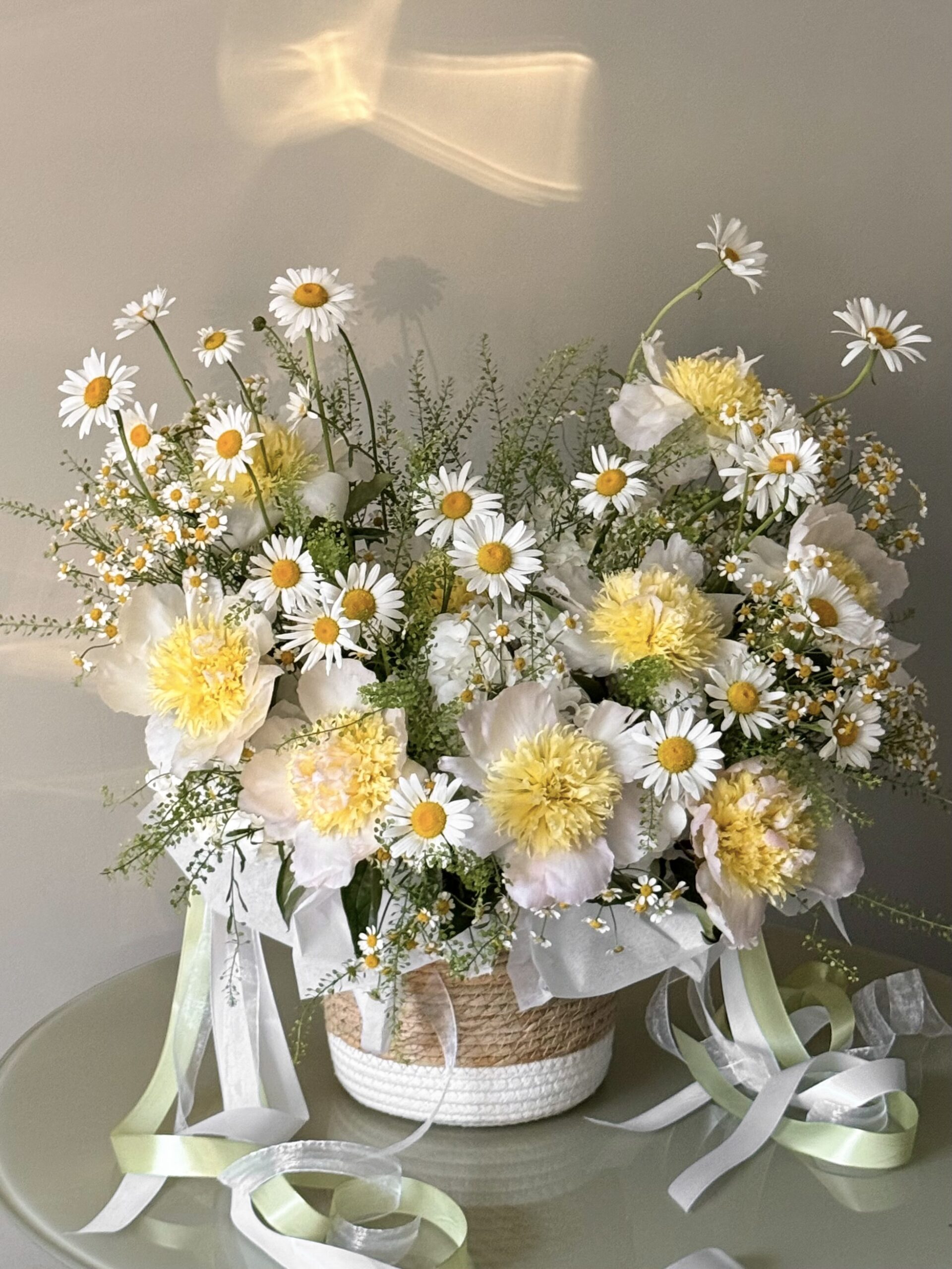 Летняя корзина с пионами и ромашками